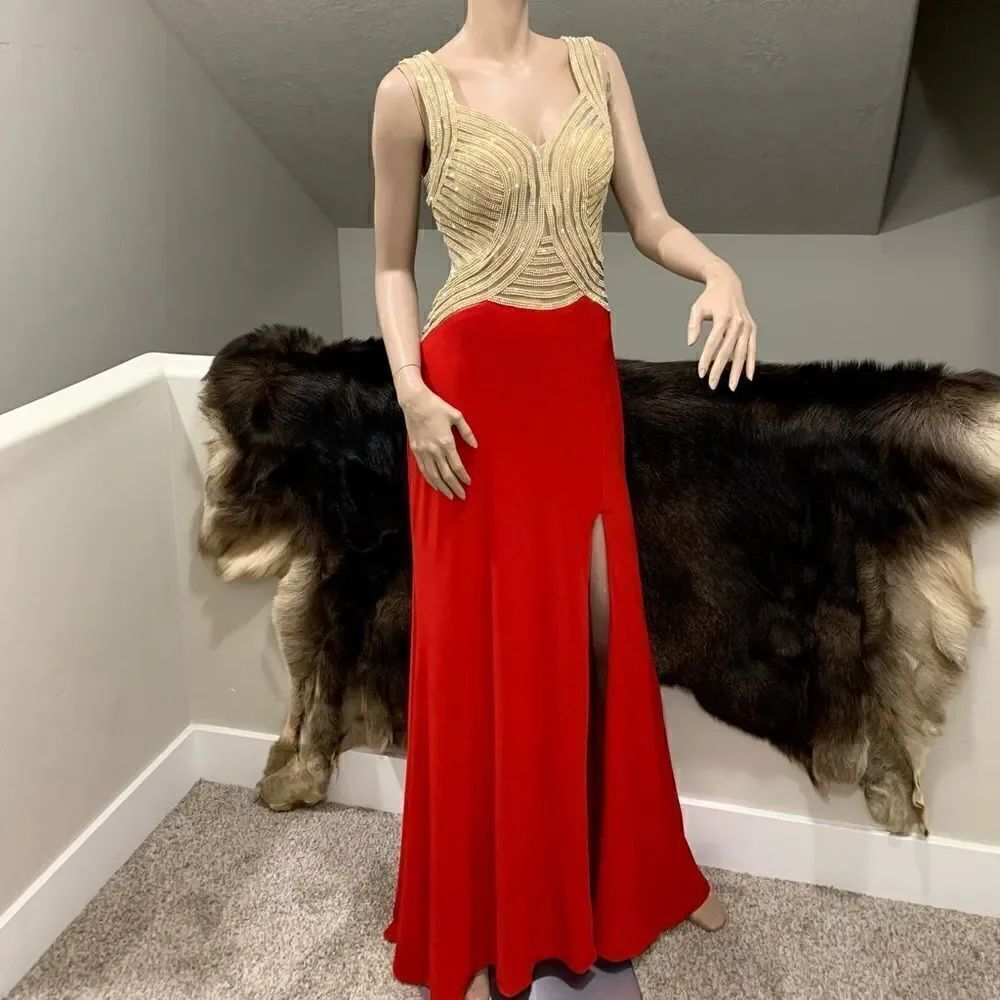 Gorgeous and Stunning Gown with Sparkling Rhinestone Contoured Pattern - Picture 4 of 16